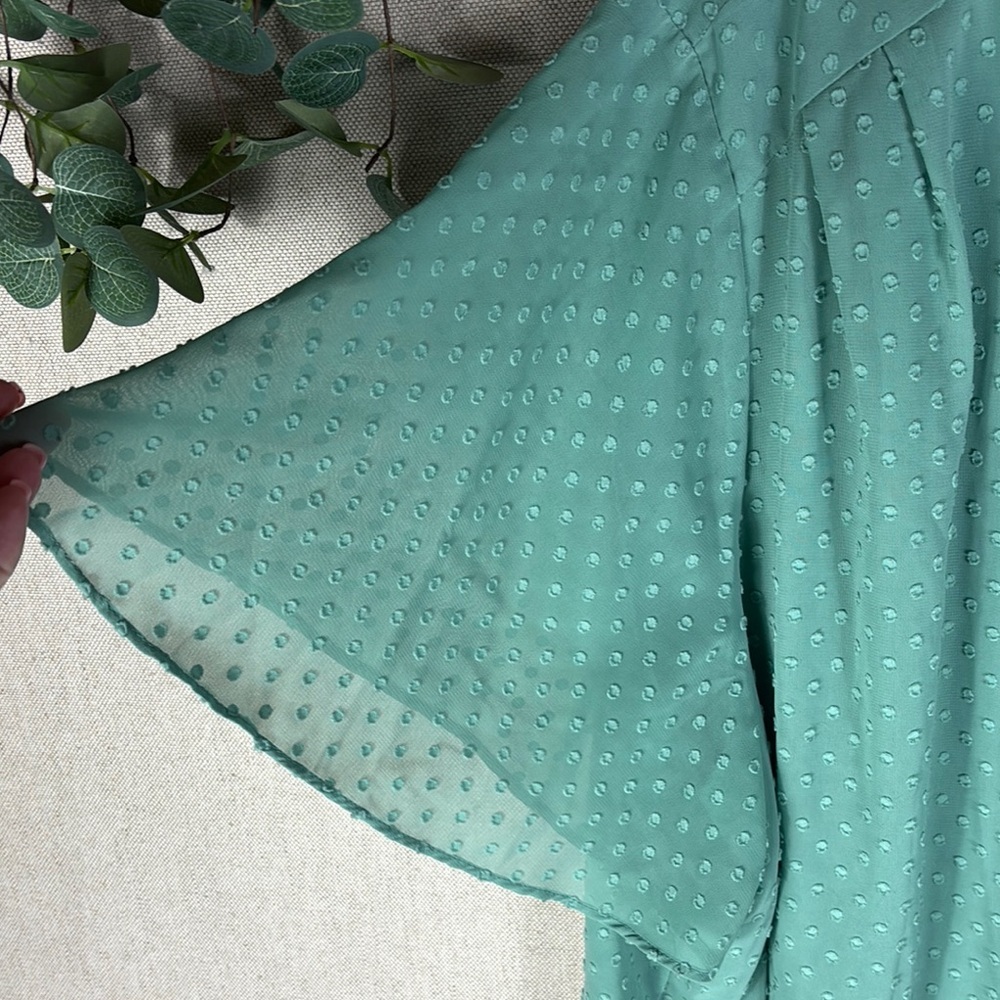 EVRI > Green Short Sleeve V Neck Blouse 3X - Picture 4 of 9